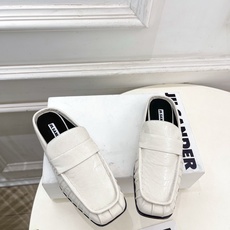 Jil Sander(吉尔·桑达)2026 春夏新品 JD极简褶皱方头平底半拖鞋————————JS作为 Jil Sander(吉尔·桑达)2026 春夏新品 JD极简褶皱方头平底半拖鞋————————JS作为