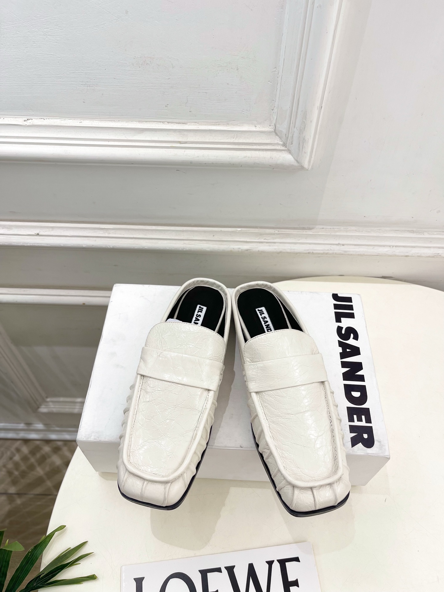 Jil Sander(吉尔·桑达）2026 春夏新品 JD极简褶皱方头平底半拖鞋————————JS作为