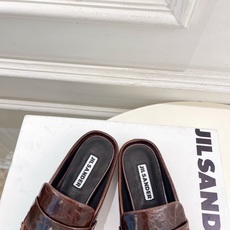 Jil Sander(吉尔·桑达)2026 春夏新品 JD极简褶皱方头平底半拖鞋————————JS作为 Jil Sander(吉尔·桑达)2026 春夏新品 JD极简褶皱方头平底半拖鞋————————JS作为
