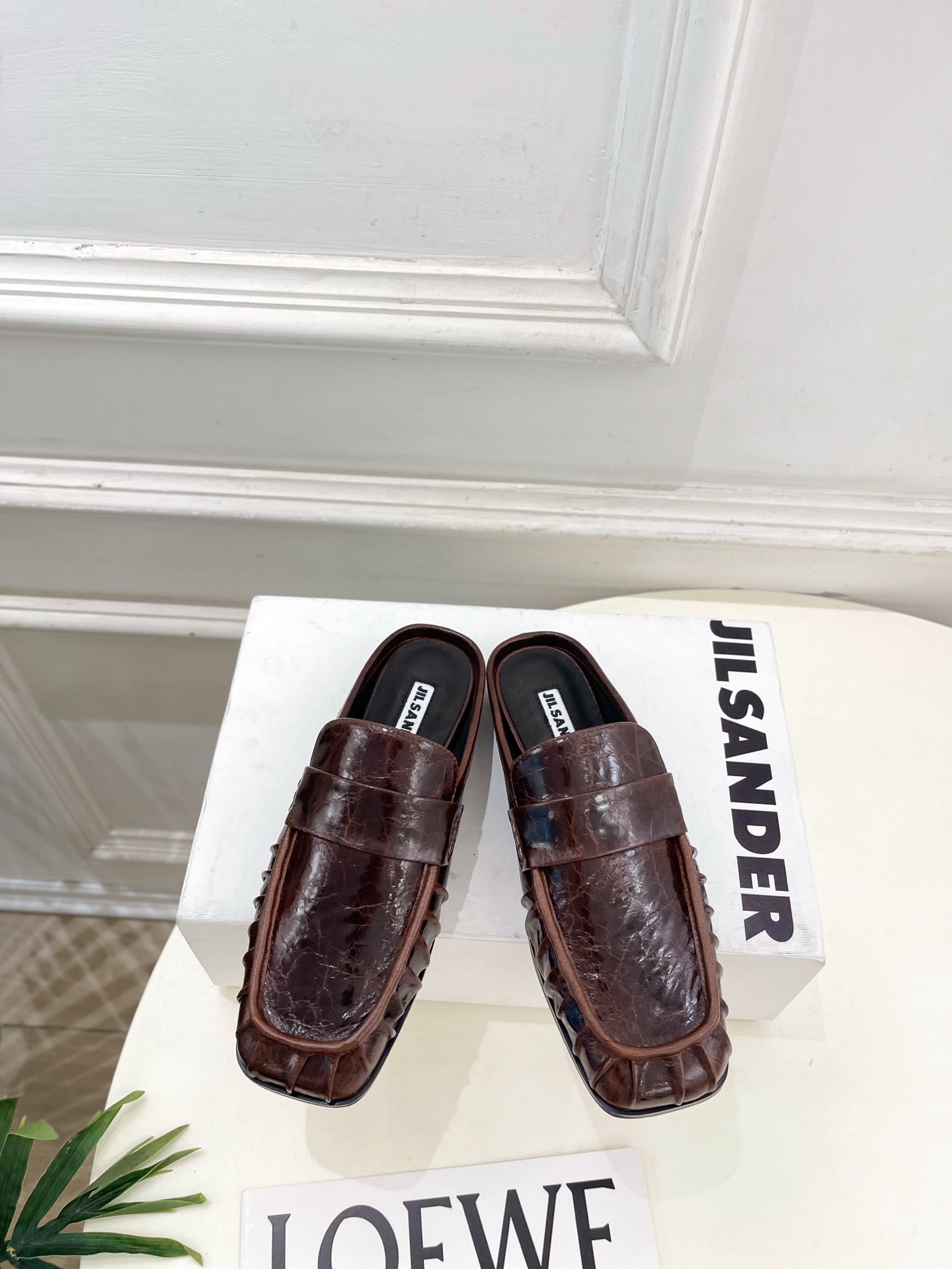 Jil Sander(吉尔·桑达）2026 春夏新品 JD极简褶皱方头平底半拖鞋————————JS作为