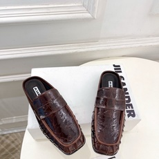 Jil Sander(吉尔·桑达)2026 春夏新品 JD极简褶皱方头平底半拖鞋————————JS作为 Jil Sander(吉尔·桑达)2026 春夏新品 JD极简褶皱方头平底半拖鞋————————JS作为
