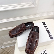 Jil Sander(吉尔·桑达)2026 春夏新品 JD极简褶皱方头平底半拖鞋————————JS作为 Jil Sander(吉尔·桑达)2026 春夏新品 JD极简褶皱方头平底半拖鞋————————JS作为