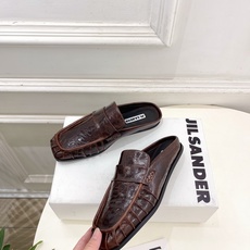 Jil Sander(吉尔·桑达)2026 春夏新品 JD极简褶皱方头平底半拖鞋————————JS作为 Jil Sander(吉尔·桑达)2026 春夏新品 JD极简褶皱方头平底半拖鞋————————JS作为