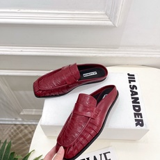 Jil Sander(吉尔·桑达)2026 春夏新品 JD极简褶皱方头平底半拖鞋————————JS作为 Jil Sander(吉尔·桑达)2026 春夏新品 JD极简褶皱方头平底半拖鞋————————JS作为