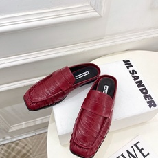 Jil Sander(吉尔·桑达)2026 春夏新品 JD极简褶皱方头平底半拖鞋————————JS作为 Jil Sander(吉尔·桑达)2026 春夏新品 JD极简褶皱方头平底半拖鞋————————JS作为