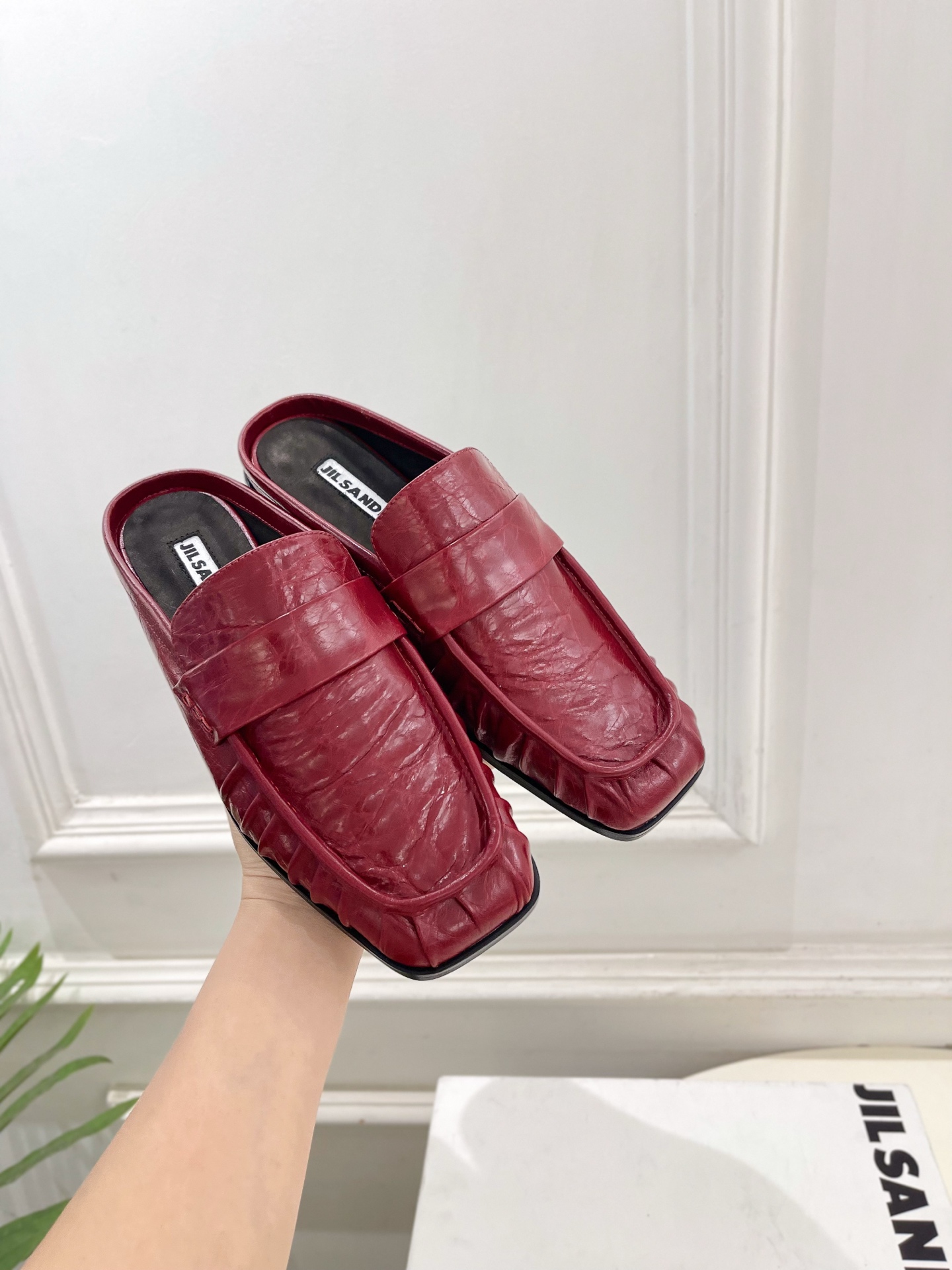 Jil Sander(吉尔·桑达)2026 春夏新品 JD极简褶皱方头平底半拖鞋————————JS作为 Jil Sander(吉尔·桑达)2026 春夏新品 JD极简褶皱方头平底半拖鞋————————JS作为