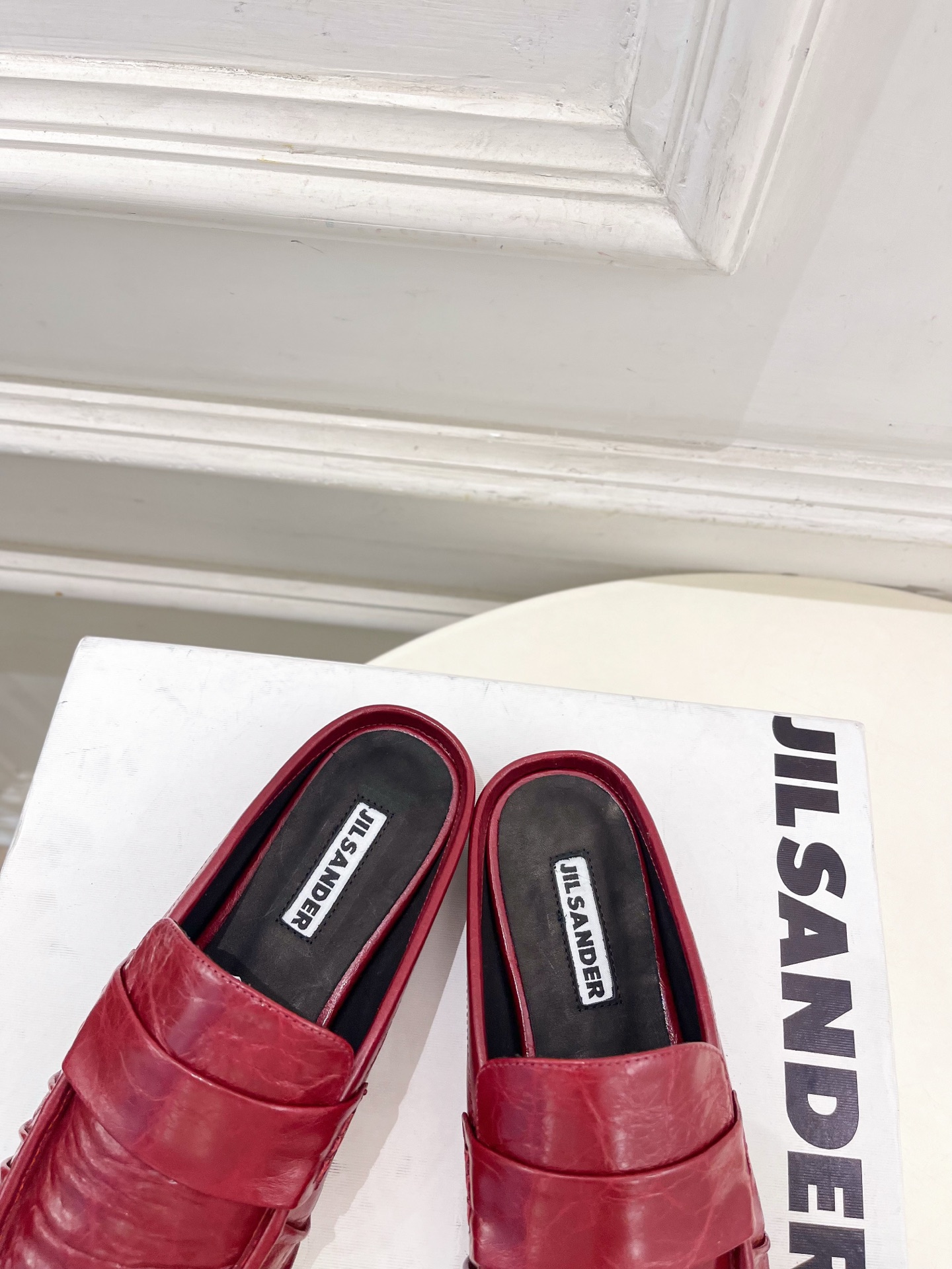 Jil Sander(吉尔·桑达)2026 春夏新品 JD极简褶皱方头平底半拖鞋————————JS作为 Jil Sander(吉尔·桑达)2026 春夏新品 JD极简褶皱方头平底半拖鞋————————JS作为
