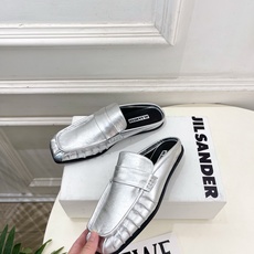 Jil Sander(吉尔·桑达)2026 春夏新品 JD极简褶皱方头平底半拖鞋————————JS作为 Jil Sander(吉尔·桑达)2026 春夏新品 JD极简褶皱方头平底半拖鞋————————JS作为