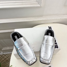Jil Sander(吉尔·桑达)2026 春夏新品 JD极简褶皱方头平底半拖鞋————————JS作为 Jil Sander(吉尔·桑达)2026 春夏新品 JD极简褶皱方头平底半拖鞋————————JS作为