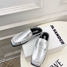 Jil Sander(吉尔·桑达)2026 春夏新品 JD极简褶皱方头平底半拖鞋————————JS作为 Jil Sander(吉尔·桑达)2026 春夏新品 JD极简褶皱方头平底半拖鞋————————JS作为