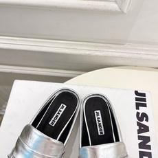 Jil Sander(吉尔·桑达)2026 春夏新品 JD极简褶皱方头平底半拖鞋————————JS作为 Jil Sander(吉尔·桑达)2026 春夏新品 JD极简褶皱方头平底半拖鞋————————JS作为