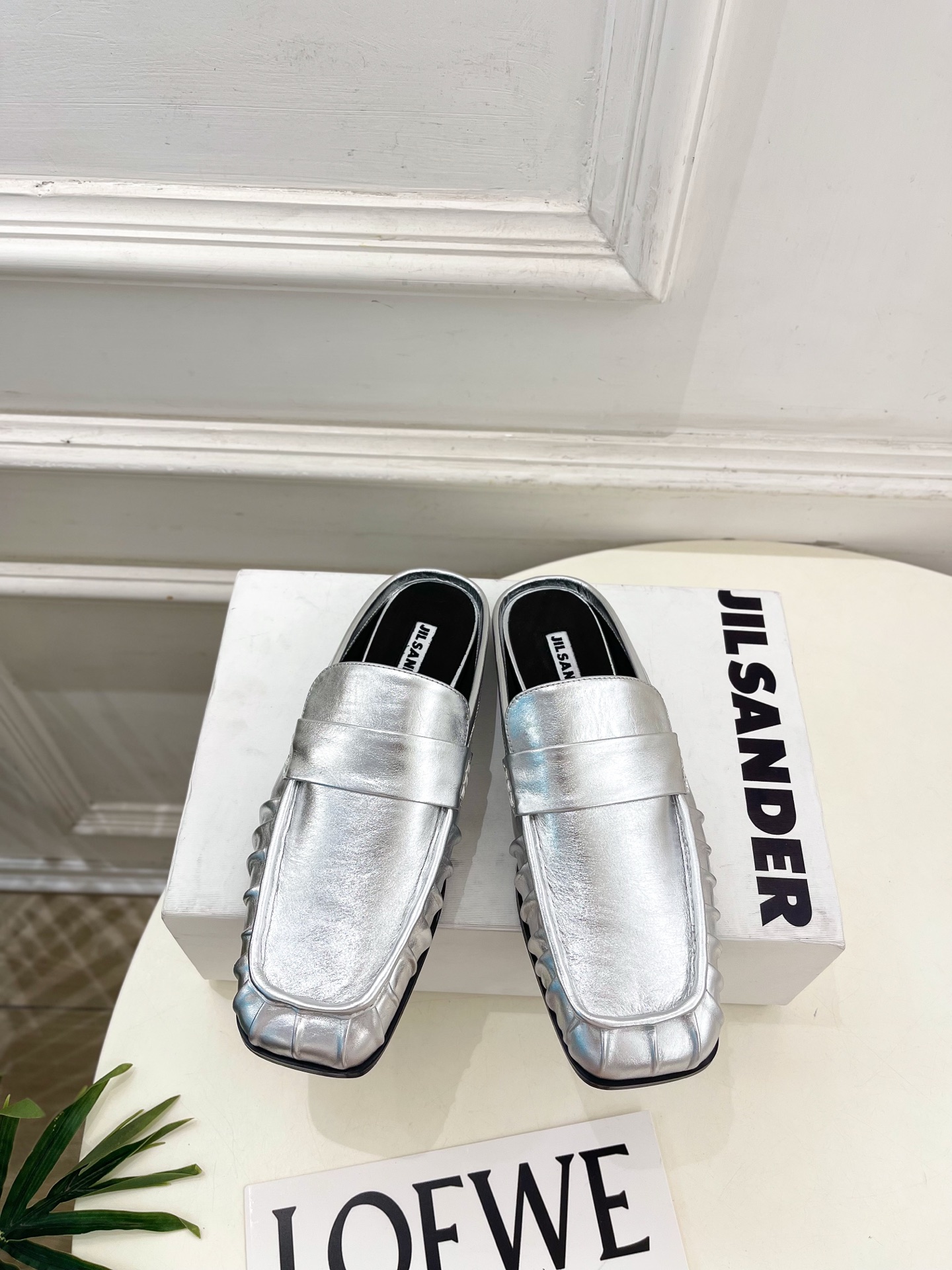 NO:874879,Jil Sander (Jil Sander) 2026 spring and summer new product JD minimalist pleated square toe flat half slippers———————— JS, as the most popular designer brand in the past two years, has simple design, clever details, fresh and refined!  If you don’t want to hit the streets with random styles, you can check out this brand. It’s relatively niche but is so easy to match. You can see this brand everywhere on Instagram and Xiaohongshu!  BS original one-to-one customization, original custom-made leather upper, imported sheepskin lining, original imported genuine leather outsole, high flat heel, code number 35~39 (40.41 custom made, non-returnable) No. 2606045, loafers half-slippers, jil sander, loafers, slippers, sheepskin, Leather soles19860909Jil Sander(吉尔·桑达）2026 春夏新品 JD极简褶皱方头平底半拖鞋———————— JS作为这两年最受欢迎的设计师品牌,设计简单、细节巧妙、清新脱俗！ 不想满大街撞款的可以看看这个品牌,比较小众却又是那么好搭配,ins、小红书随处可见这个品牌的身影 ！BS原版一比一定制 鞋面原版定制皮料 内里进口羊皮里 大底原版进口真皮大底 跟高平底 码数35~39(40.41订做不退换）  编号2606045,乐福鞋半拖,jil sander,loafers,slippers,sheepskin,Leather soles,Women's Shoes