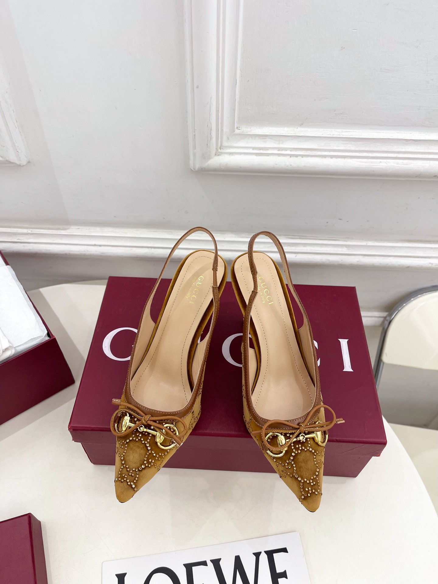 NO:874873,Gucci | Gucci 26 G’s main series is finally released, and the products are worth looking forward to!  Original classic, create new design, 2026 spring and summer new product, horsebit pointed toe velvet rhinestone high heel back sandals, purchasing agent level!  Full of high-end feel!  A favorite among bloggers at home and abroad, it is retro and fashionable, easy to wear and looks great on your feet!  BS official website mainly recommends, new colors are constantly updated ━━━━━ t ━━━━━ Highly customized uppers imported velvet Lining: imported sheepskin lining Outsole Italian imported genuine leather outsole Heel height 8.5cm Shoe size: 35-39 (40.41. can be customized)  No. 2606045, high heels sandals, gucci, gucci, gucci, sandals, high heels, sheepskin, Leather soles19860909Gucci | 古驰 26  G家 主打系列终于面世,狠货值得期待！原有的经典 创造新设计 2026春夏新品 马衔扣尖头丝绒水钻高跟后空凉鞋 代购级别！高级感十足！国内外博主刷爆的一款,复古又时髦 穿搭简便 上脚美炸了！BS官网主推,新色持续更新 ━━━━━ t ━━━━━  鞋面高定制进口丝绒  内里: 进口羊皮里 大底意大利进口真皮大底 跟高8.5cm 鞋码: 35-39（40.41.可定制）  编号2606045,高跟鞋凉鞋,gucci,gucci,gucci,sandals,high heels,sheepskin,Leather soles,Women's Shoes