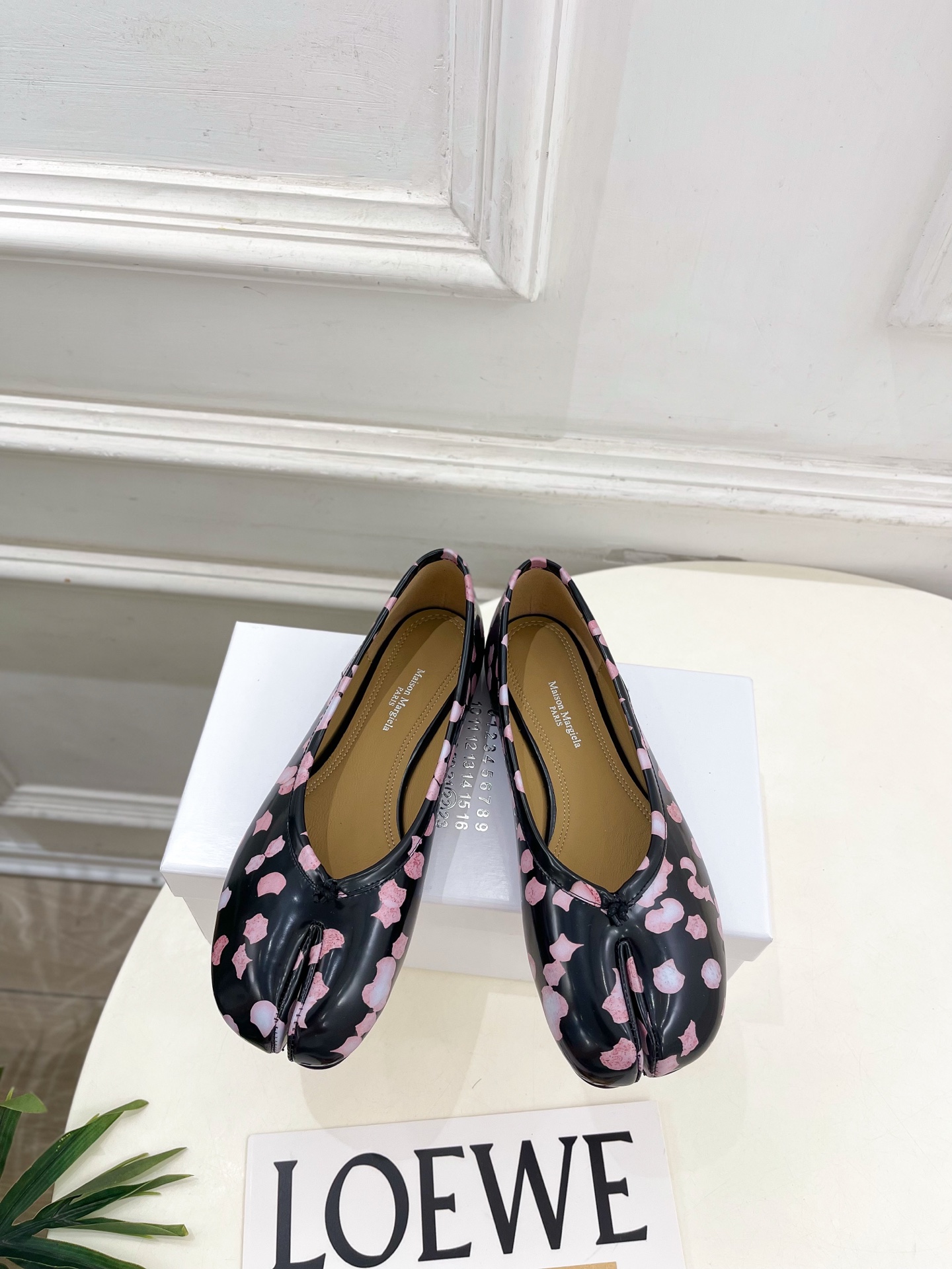 NO:874860,Maison Margiela · Margiela 26 2026 spring and summer new product MM6 retro split-toe high-heeled sandals ———————— MM6 is the most popular genius designer brand in the past two years. Its simple design and luxurious texture will make you put it down. If you don’t want to hit the streets, you can check out this brand. It is relatively niche but is so easy to match. You can see this brand everywhere on Instagram and Xiaohongshu!  BS original one-to-one customization. Original custom-made open-edge beaded cowhide upper. Imported cowhide lining. Original Italian genuine leather outsole. High heel, flat bottom, 7.5cm. Size 35-39 (40.41 can be customized). Flat high heel. No. 2606045, split-toe shoes, masion margiela, masion margiela, sandals, cowhide, Leather soles.19860909Maison Margiela· 马吉拉26 2026春夏新品MM6 复古分趾高跟凉鞋 ———————— MM6作为这两年最受欢迎的鬼才设计师品牌,设计简单、奢华的质感让你爱不释手 不想满大街撞款的可以看看这个品牌,比较小众却又是那么好搭配,ins、小红书随处可见这个品牌的身影 ！BS原版一比一定制 鞋面原版特定制开边珠牛皮 内里进口牛皮里 大底原版意大利真皮大底 跟高平底、7.5cm 码数35-39（40.41可定做）  平底 高跟 编号2606045,分趾鞋,masion margiela,masion margiela,sandals,cowhide,Leather soles,Women's Shoes