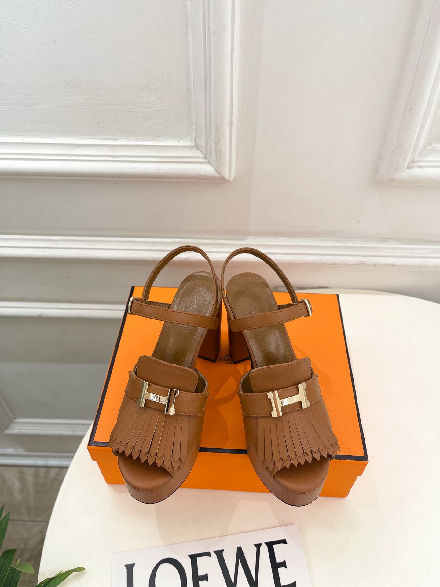 NO:874867,* Hermès 26 2026 spring and summer new products, new counter models, metal H buckle tassel platform high-heeled sandals series, original custom-made cowhide/cow leather upper, imported mixed sheepskin lining, original Italian genuine leather outsole, heel height 10cm/front platform 3.5cm, shoe size: 35-39 (40.41 custom-made, non-refundable)  No. 2606045, high heels sandals,hermes,sandals,high heels,cowhide,sheepskin,Leather soles19860909* 爱玛仕 26 2026春夏新品 专柜新款 金属H扣流苏防水台高跟凉鞋 系列 鞋面原版特定制牛皮/牛猄 内里进口混种羊皮 大底原版意大利真皮大底  跟高10cm/前水台3.5cm 鞋码:35-39（40.41定做不退换） 编号2606045,高跟鞋凉鞋,hermes,sandals,high heels,cowhide,sheepskin,Leather soles,Women's Shoes