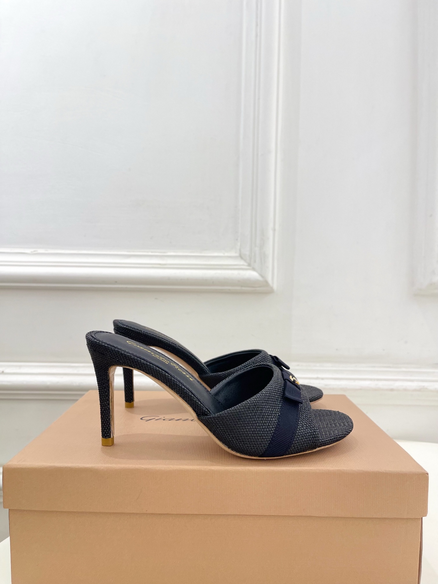 Gianvito Rossi|吉安维托·罗西 26𝐬𝐬2026春夏新品 GR亚麻编织蝴蝶结平底 高跟拖 Gianvito Rossi|吉安维托·罗西 26𝐬𝐬2026春夏新品 GR亚麻编织蝴蝶结平底 高跟拖
