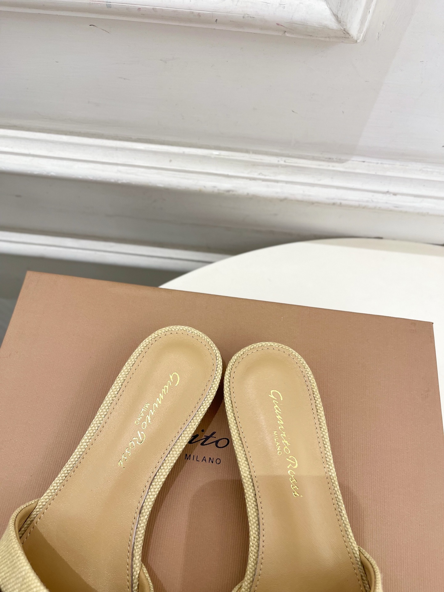 Gianvito Rossi｜吉安维托·罗西  26𝐬𝐬2026春夏新品 GR亚麻编织蝴蝶结平底 高跟拖