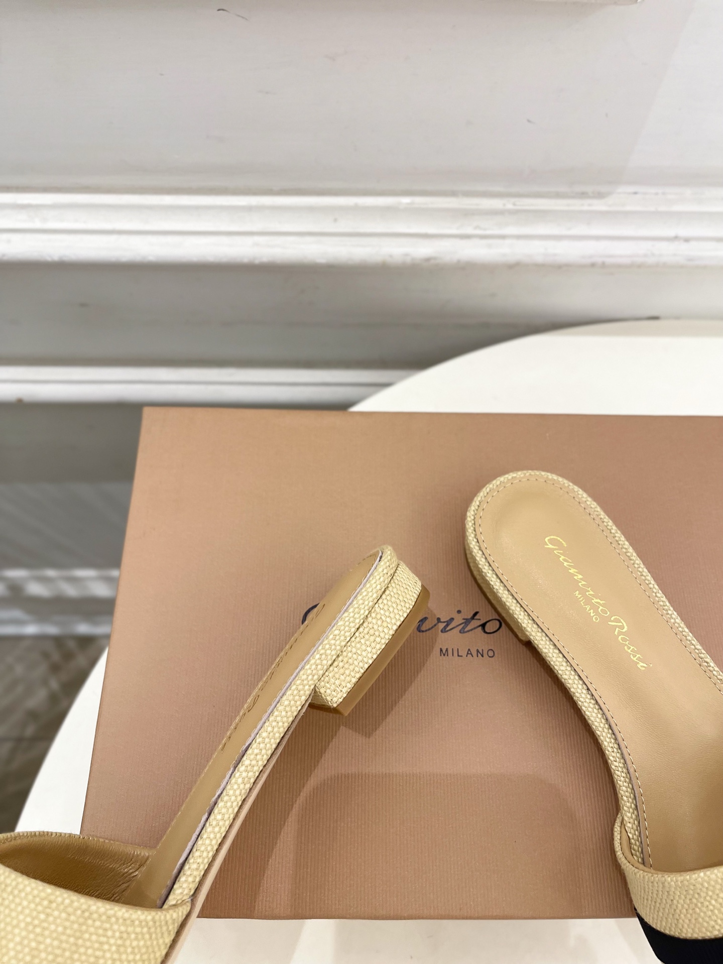 Gianvito Rossi｜吉安维托·罗西  26𝐬𝐬2026春夏新品 GR亚麻编织蝴蝶结平底 高跟拖