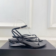 ALAÏA 阿莱亚26𝐬𝐬 2026春夏新品 秀场同款 最新透明水晶坡跟夹脚凉鞋—————————Al ALAÏA 阿莱亚26𝐬𝐬 2026春夏新品 秀场同款 最新透明水晶坡跟夹脚凉鞋—————————Al