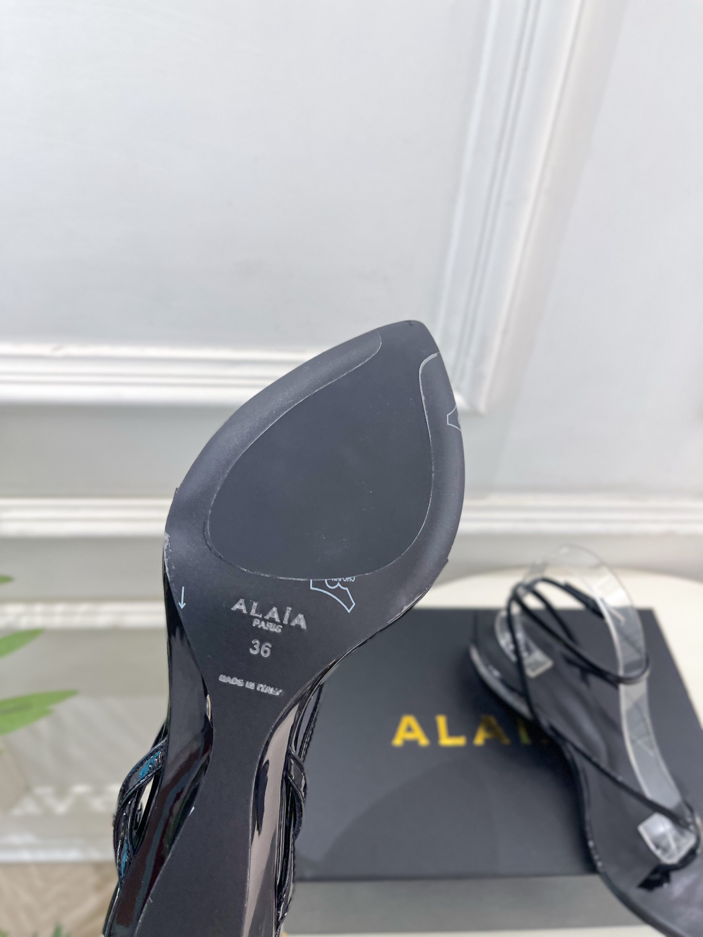 ALAÏA 阿莱亚26𝐬𝐬 2026春夏新品 秀场同款 最新透明水晶坡跟夹脚凉鞋—————————Al ALAÏA 阿莱亚26𝐬𝐬 2026春夏新品 秀场同款 最新透明水晶坡跟夹脚凉鞋—————————Al