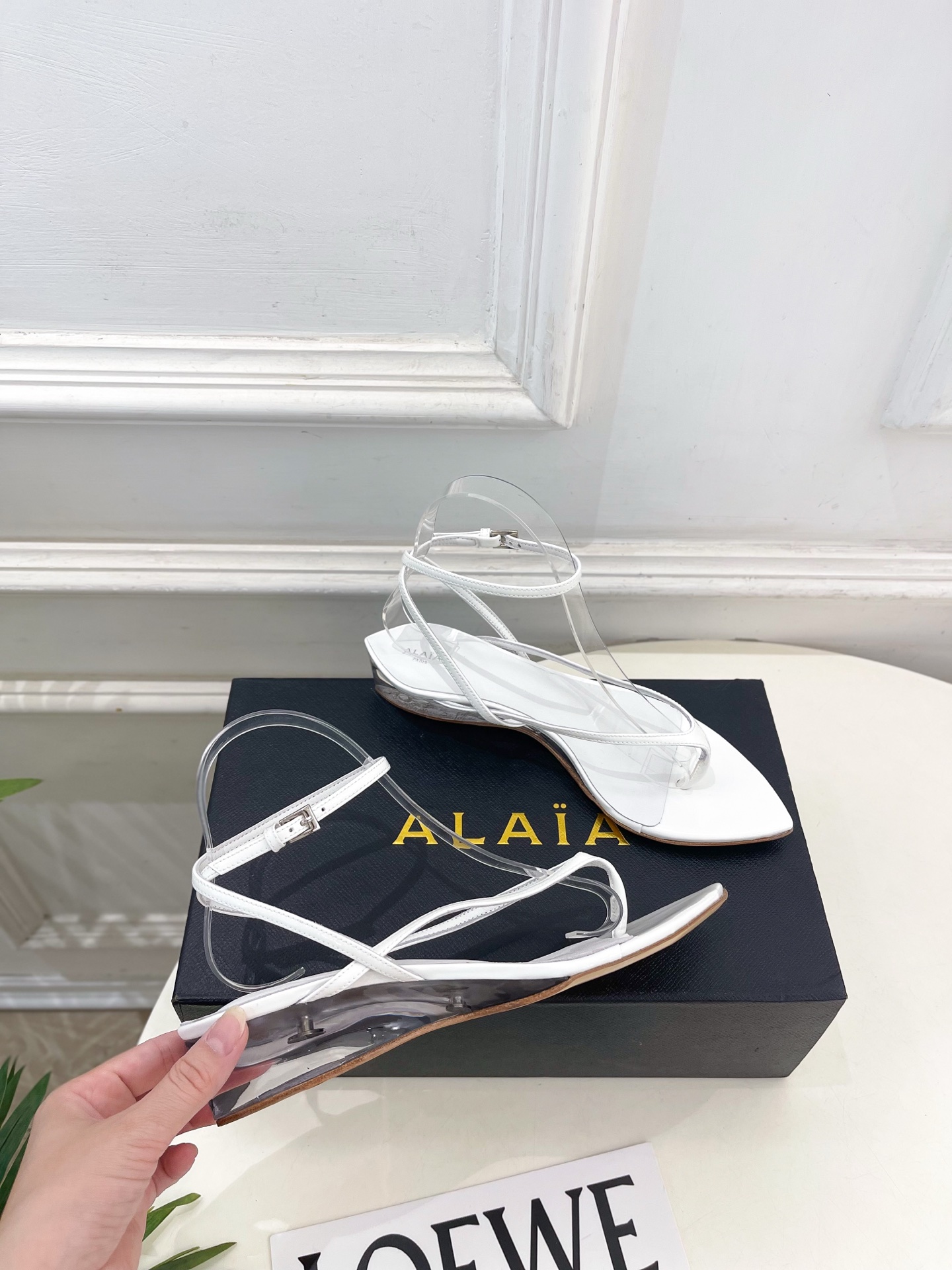 ALAÏA 阿莱亚26𝐬𝐬 2026春夏新品 秀场同款 最新透明水晶坡跟夹脚凉鞋—————————Al ALAÏA 阿莱亚26𝐬𝐬 2026春夏新品 秀场同款 最新透明水晶坡跟夹脚凉鞋—————————Al