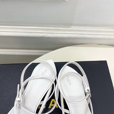 ALAÏA 阿莱亚26𝐬𝐬 2026春夏新品 秀场同款 最新透明水晶坡跟夹脚凉鞋—————————Al ALAÏA 阿莱亚26𝐬𝐬 2026春夏新品 秀场同款 最新透明水晶坡跟夹脚凉鞋—————————Al