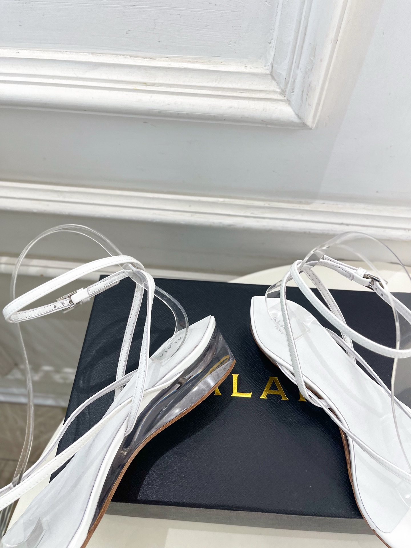 ALAÏA 阿莱亚26𝐬𝐬 2026春夏新品 秀场同款 最新透明水晶坡跟夹脚凉鞋—————————Al ALAÏA 阿莱亚26𝐬𝐬 2026春夏新品 秀场同款 最新透明水晶坡跟夹脚凉鞋—————————Al