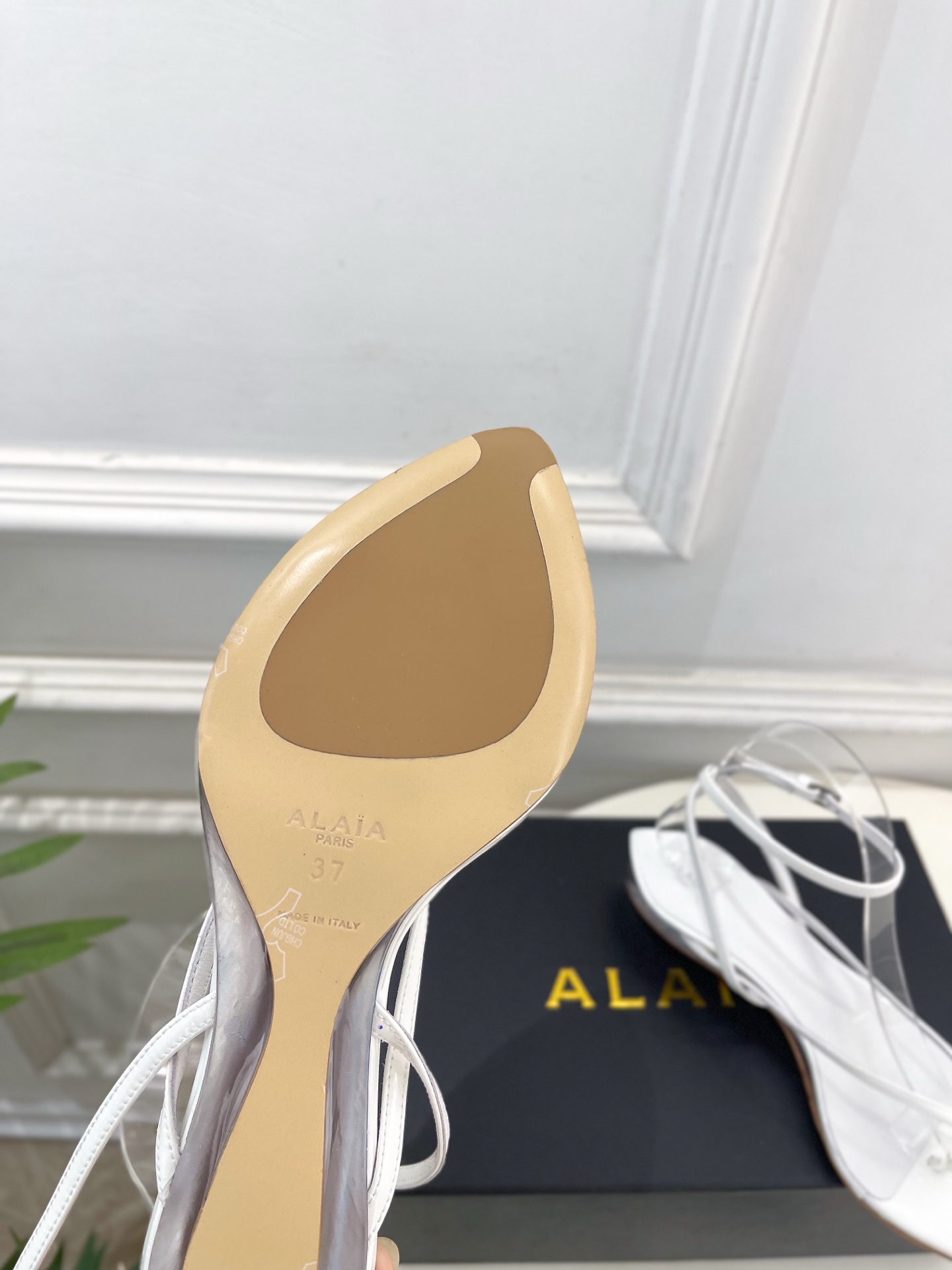 ALAÏA 阿莱亚26𝐬𝐬 2026春夏新品 秀场同款 最新透明水晶坡跟夹脚凉鞋—————————Al ALAÏA 阿莱亚26𝐬𝐬 2026春夏新品 秀场同款 最新透明水晶坡跟夹脚凉鞋—————————Al
