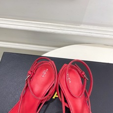 ALAÏA 阿莱亚26𝐬𝐬 2026春夏新品 秀场同款 最新透明水晶坡跟夹脚凉鞋—————————Al ALAÏA 阿莱亚26𝐬𝐬 2026春夏新品 秀场同款 最新透明水晶坡跟夹脚凉鞋—————————Al