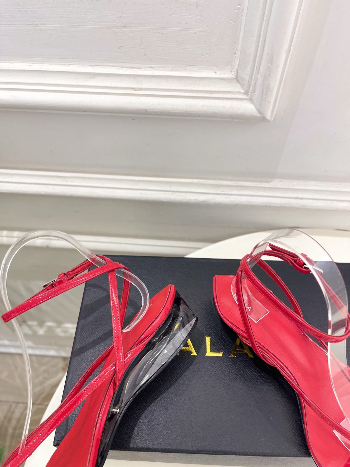 ALAÏA 阿莱亚26𝐬𝐬 2026春夏新品 秀场同款 最新透明水晶坡跟夹脚凉鞋—————————Al ALAÏA 阿莱亚26𝐬𝐬 2026春夏新品 秀场同款 最新透明水晶坡跟夹脚凉鞋—————————Al