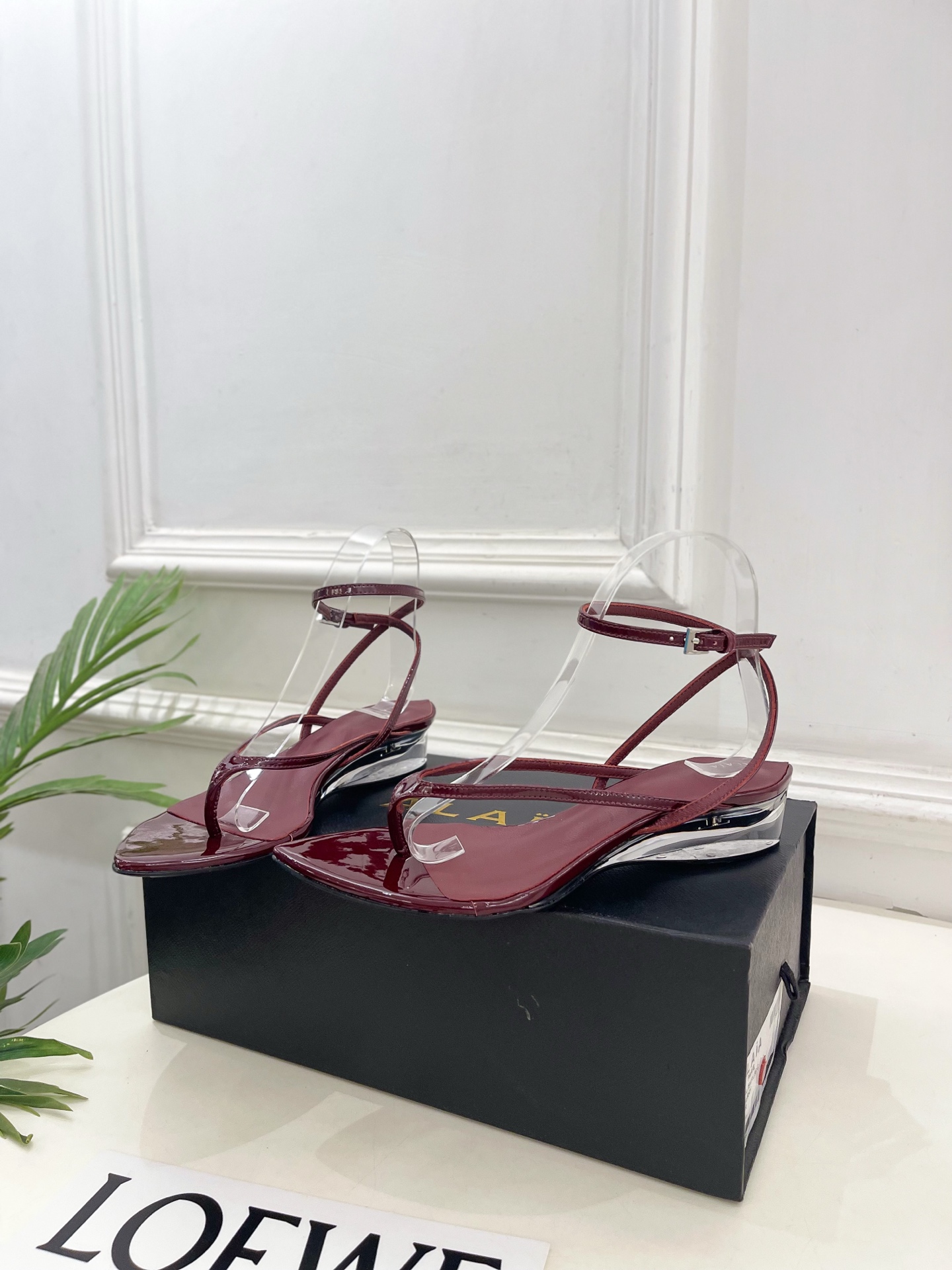 ALAÏA 阿莱亚26𝐬𝐬 2026春夏新品 秀场同款 最新透明水晶坡跟夹脚凉鞋—————————Al ALAÏA 阿莱亚26𝐬𝐬 2026春夏新品 秀场同款 最新透明水晶坡跟夹脚凉鞋—————————Al