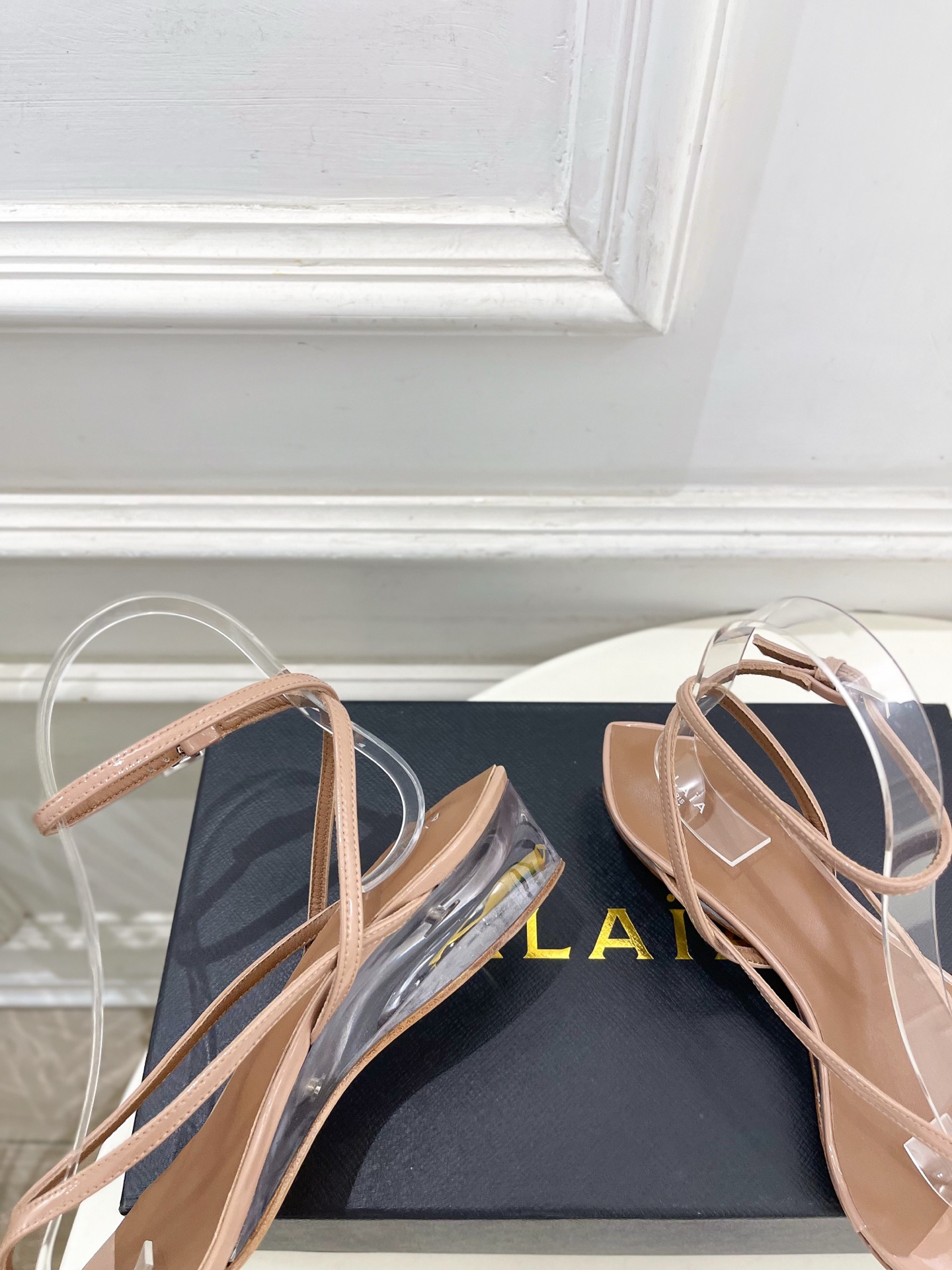 ALAÏA 阿莱亚26𝐬𝐬 2026春夏新品 秀场同款 最新透明水晶坡跟夹脚凉鞋—————————Al ALAÏA 阿莱亚26𝐬𝐬 2026春夏新品 秀场同款 最新透明水晶坡跟夹脚凉鞋—————————Al