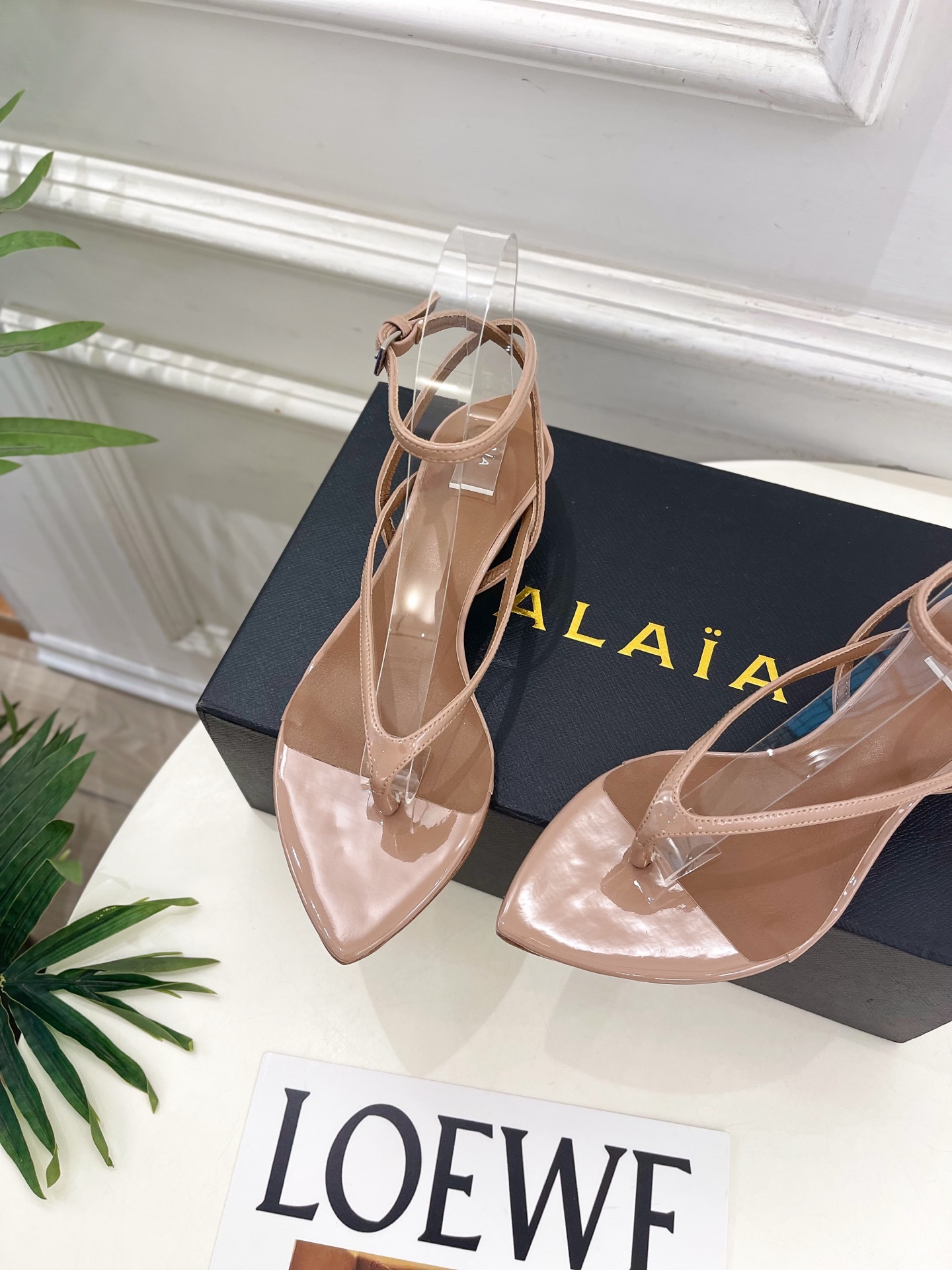 ALAÏA 阿莱亚26𝐬𝐬 2026春夏新品 秀场同款 最新透明水晶坡跟夹脚凉鞋—————————Al ALAÏA 阿莱亚26𝐬𝐬 2026春夏新品 秀场同款 最新透明水晶坡跟夹脚凉鞋—————————Al