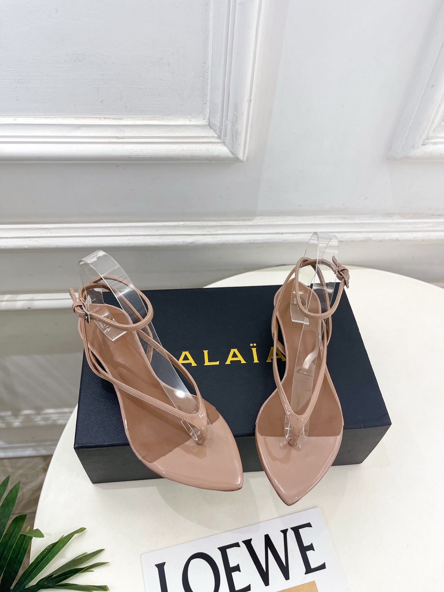 ALAÏA 阿莱亚26𝐬𝐬 2026春夏新品 秀场同款 最新透明水晶坡跟夹脚凉鞋—————————Al ALAÏA 阿莱亚26𝐬𝐬 2026春夏新品 秀场同款 最新透明水晶坡跟夹脚凉鞋—————————Al