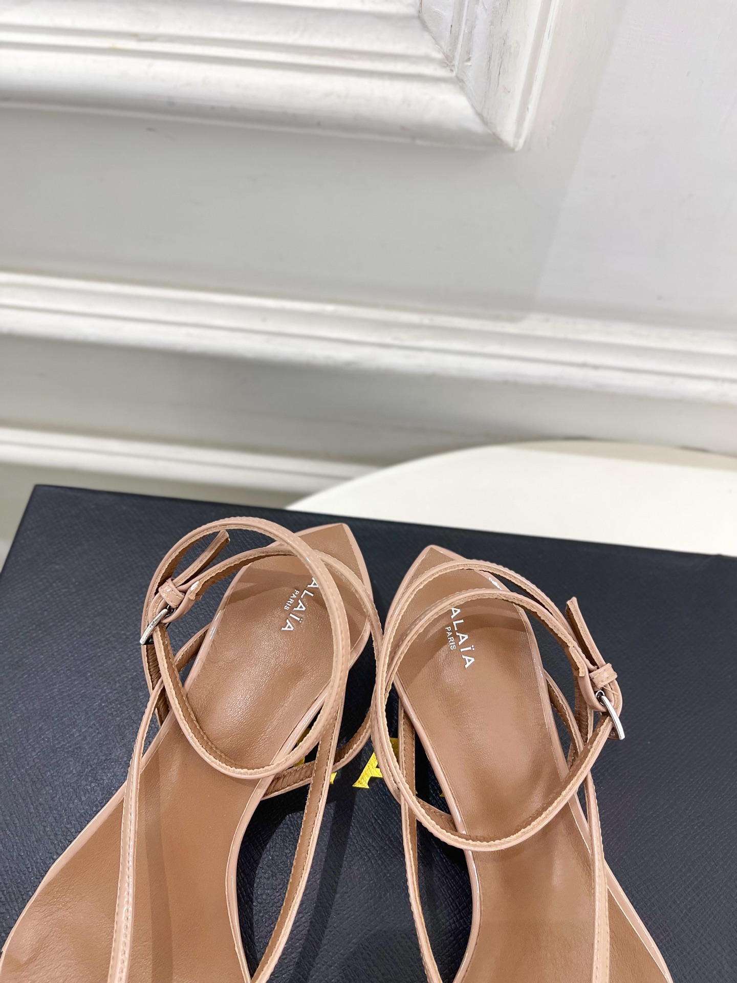 ALAÏA 阿莱亚26𝐬𝐬 2026春夏新品 秀场同款 最新透明水晶坡跟夹脚凉鞋—————————Al ALAÏA 阿莱亚26𝐬𝐬 2026春夏新品 秀场同款 最新透明水晶坡跟夹脚凉鞋—————————Al