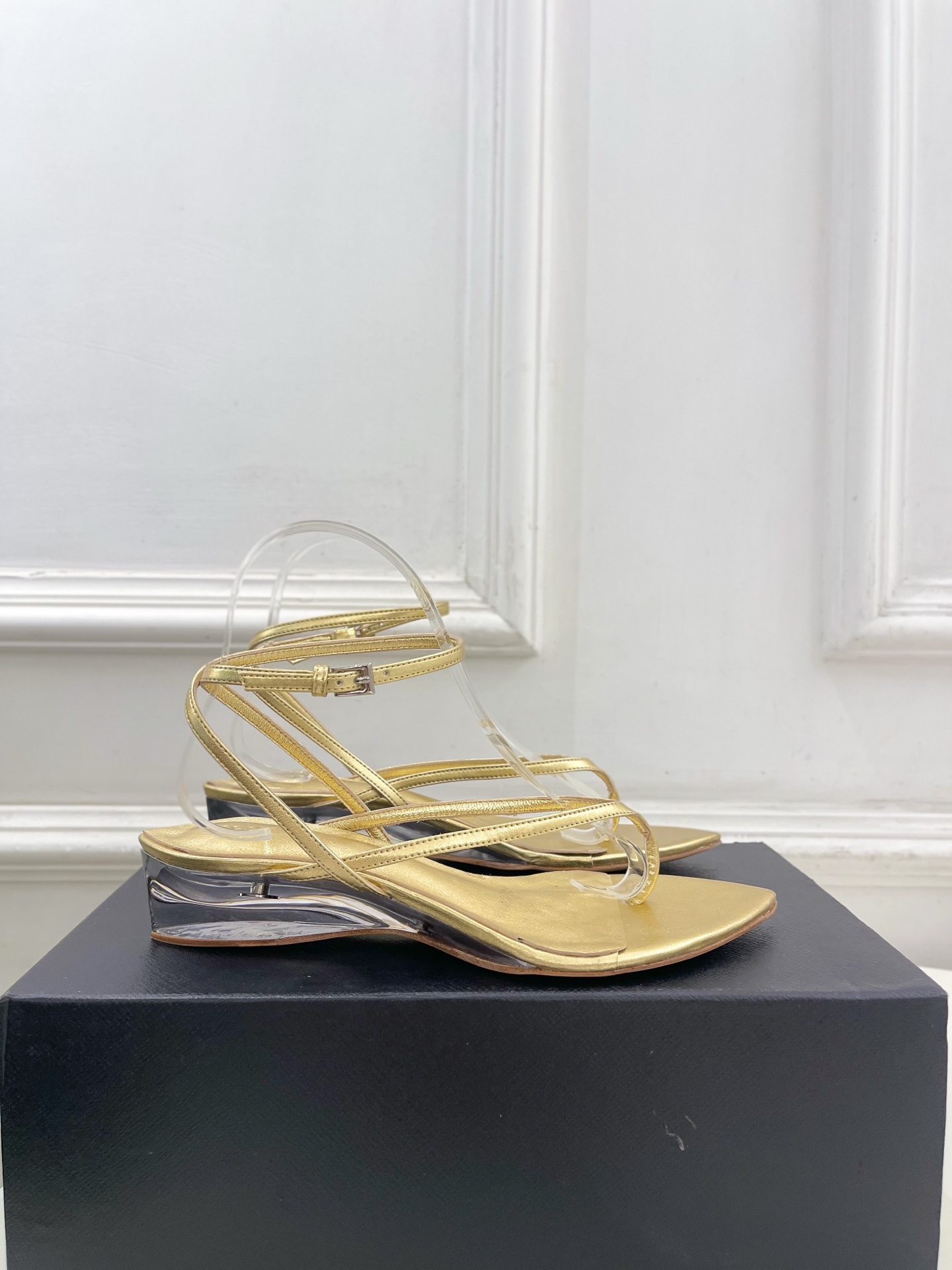 ALAÏA 阿莱亚26𝐬𝐬 2026春夏新品 秀场同款 最新透明水晶坡跟夹脚凉鞋—————————Al ALAÏA 阿莱亚26𝐬𝐬 2026春夏新品 秀场同款 最新透明水晶坡跟夹脚凉鞋—————————Al