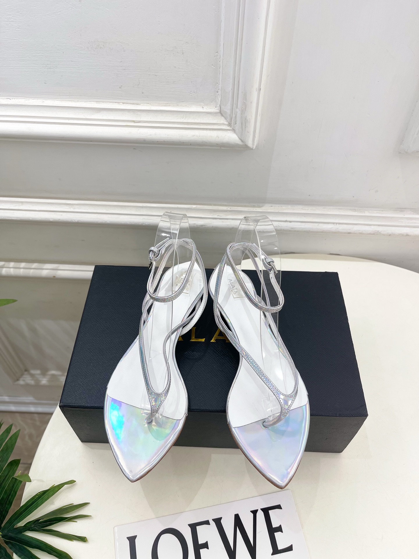 ALAÏA 阿莱亚26𝐬𝐬  2026春夏新品 秀场同款 最新透明水晶坡跟夹脚凉鞋—————————Al
