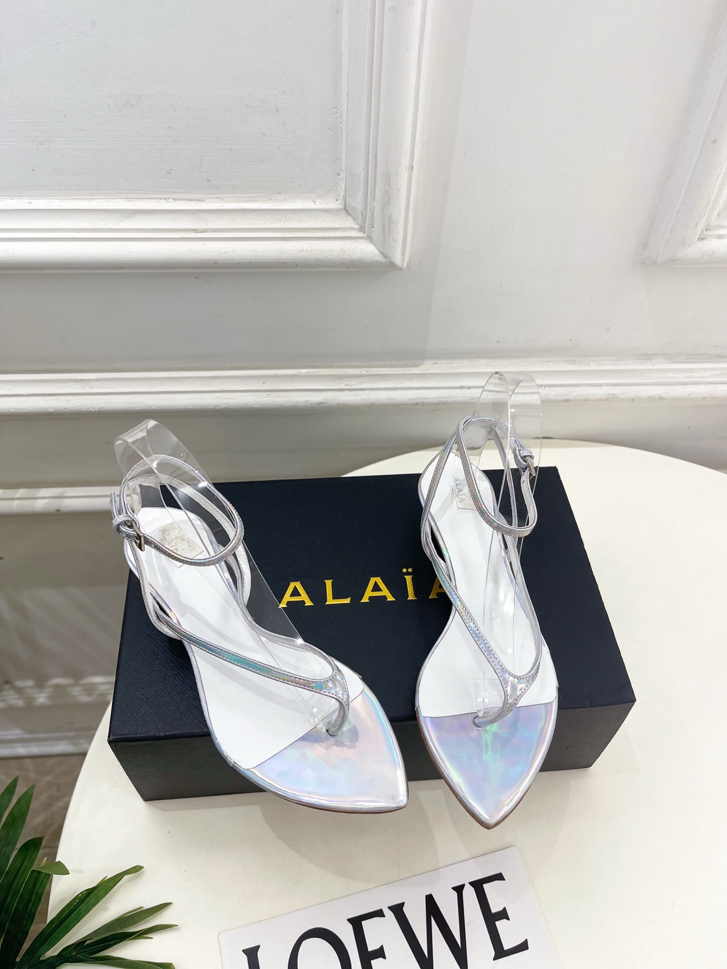 ALAÏA 阿莱亚26𝐬𝐬 2026春夏新品 秀场同款 最新透明水晶坡跟夹脚凉鞋—————————Al ALAÏA 阿莱亚26𝐬𝐬 2026春夏新品 秀场同款 最新透明水晶坡跟夹脚凉鞋—————————Al