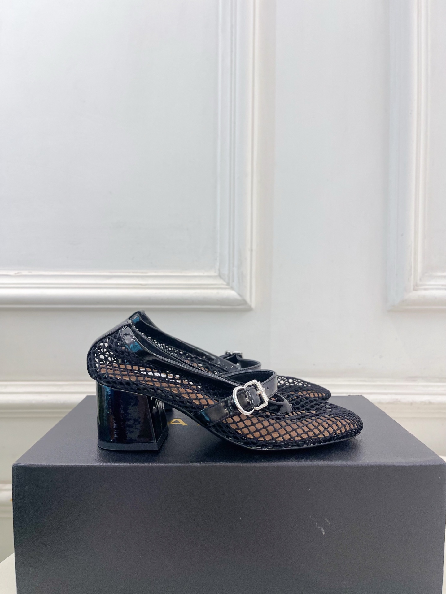 ALAÏA 阿莱亚26𝐬𝐬  2026春夏新品 秀场同款 渔网镂空粗跟玛丽珍鞋—————————Alaï