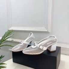 ALAÏA 阿莱亚26𝐬𝐬 2026春夏新品 秀场同款 渔网镂空粗跟玛丽珍鞋—————————Alaï ALAÏA 阿莱亚26𝐬𝐬 2026春夏新品 秀场同款 渔网镂空粗跟玛丽珍鞋—————————Alaï