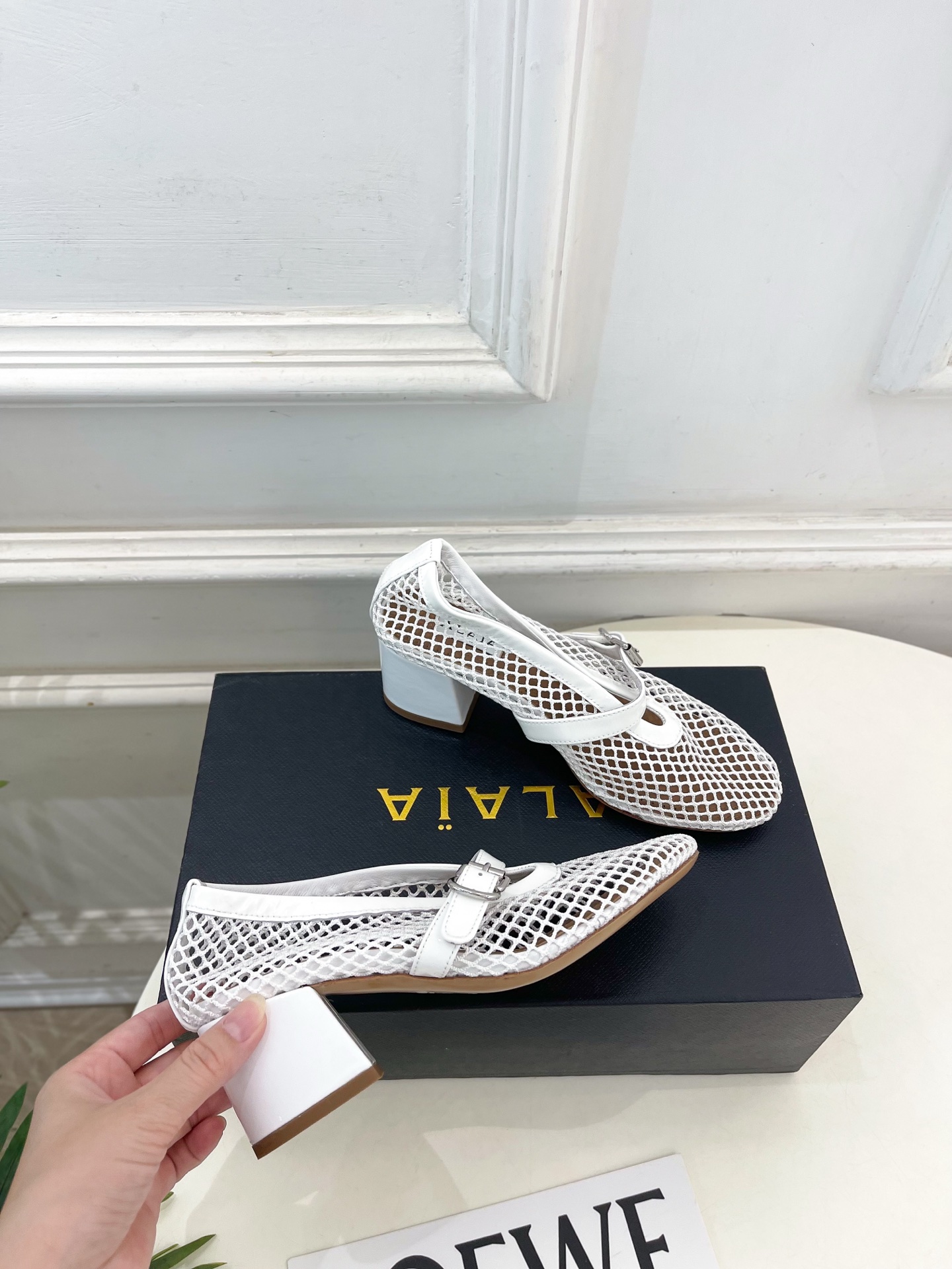 ALAÏA 阿莱亚26𝐬𝐬 2026春夏新品 秀场同款 渔网镂空粗跟玛丽珍鞋—————————Alaï ALAÏA 阿莱亚26𝐬𝐬 2026春夏新品 秀场同款 渔网镂空粗跟玛丽珍鞋—————————Alaï