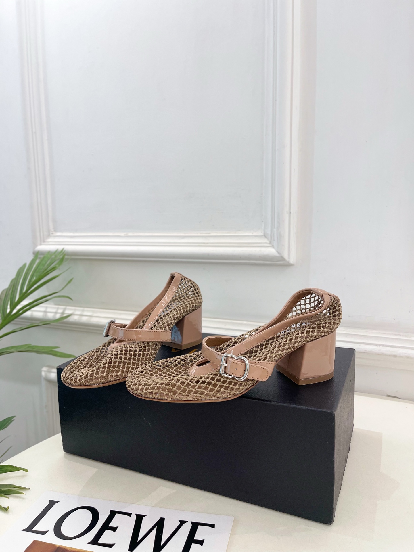 ALAÏA 阿莱亚26𝐬𝐬 2026春夏新品 秀场同款 渔网镂空粗跟玛丽珍鞋—————————Alaï ALAÏA 阿莱亚26𝐬𝐬 2026春夏新品 秀场同款 渔网镂空粗跟玛丽珍鞋—————————Alaï