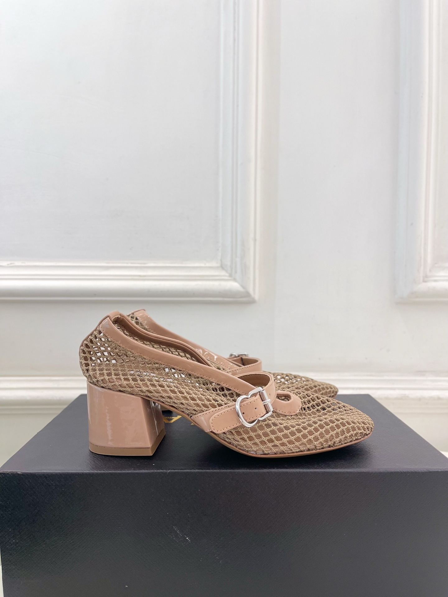 ALAÏA 阿莱亚26𝐬𝐬 2026春夏新品 秀场同款 渔网镂空粗跟玛丽珍鞋—————————Alaï ALAÏA 阿莱亚26𝐬𝐬 2026春夏新品 秀场同款 渔网镂空粗跟玛丽珍鞋—————————Alaï