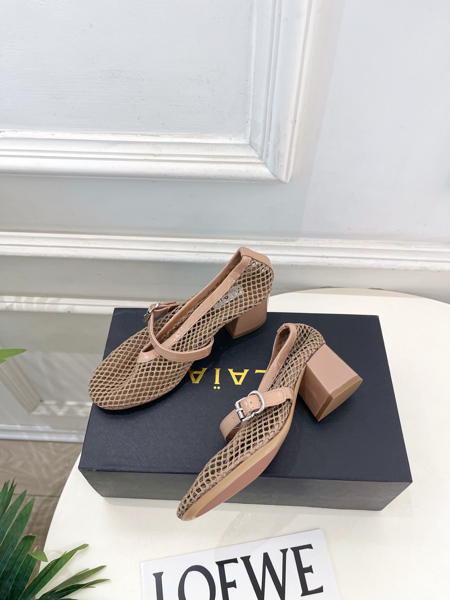 ALAÏA 阿莱亚26𝐬𝐬 2026春夏新品 秀场同款 渔网镂空粗跟玛丽珍鞋—————————Alaï ALAÏA 阿莱亚26𝐬𝐬 2026春夏新品 秀场同款 渔网镂空粗跟玛丽珍鞋—————————Alaï