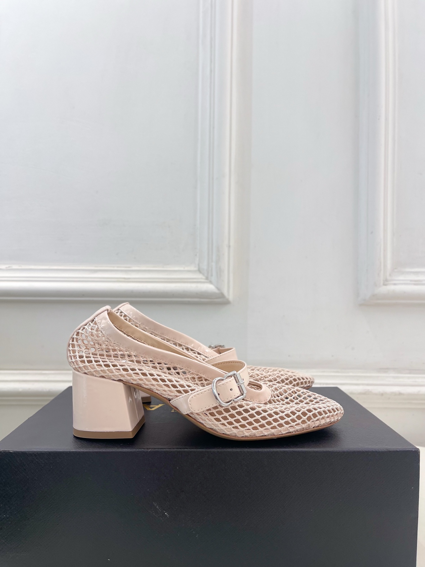 ALAÏA 阿莱亚26𝐬𝐬 2026春夏新品 秀场同款 渔网镂空粗跟玛丽珍鞋—————————Alaï ALAÏA 阿莱亚26𝐬𝐬 2026春夏新品 秀场同款 渔网镂空粗跟玛丽珍鞋—————————Alaï