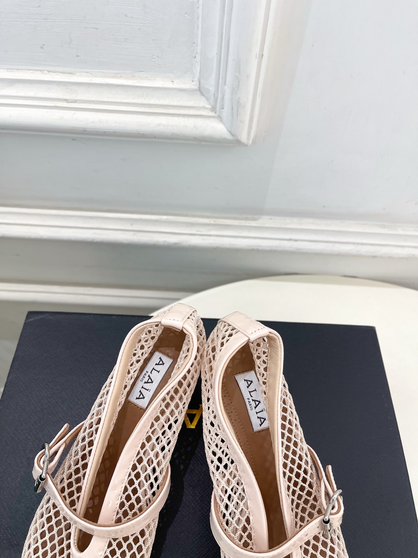 ALAÏA 阿莱亚26𝐬𝐬 2026春夏新品 秀场同款 渔网镂空粗跟玛丽珍鞋—————————Alaï ALAÏA 阿莱亚26𝐬𝐬 2026春夏新品 秀场同款 渔网镂空粗跟玛丽珍鞋—————————Alaï