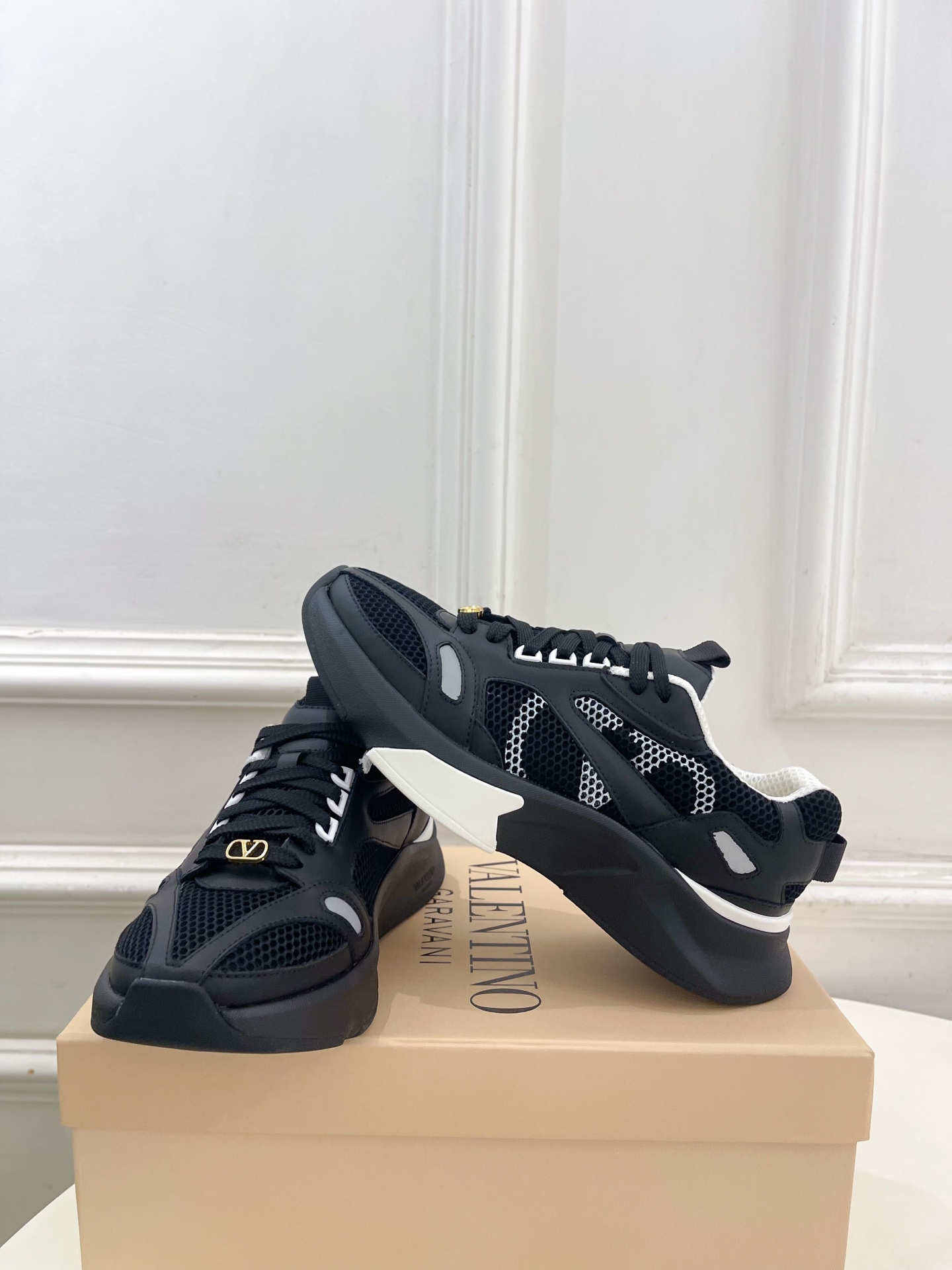 Valentino 华伦天奴 26𝐬𝐬2026春夏新品 DEMIVEE 网眼织物男士休闲运动鞋 上新☑️ Valentino 华伦天奴 26𝐬𝐬2026春夏新品 DEMIVEE 网眼织物男士休闲运动鞋 上新☑️