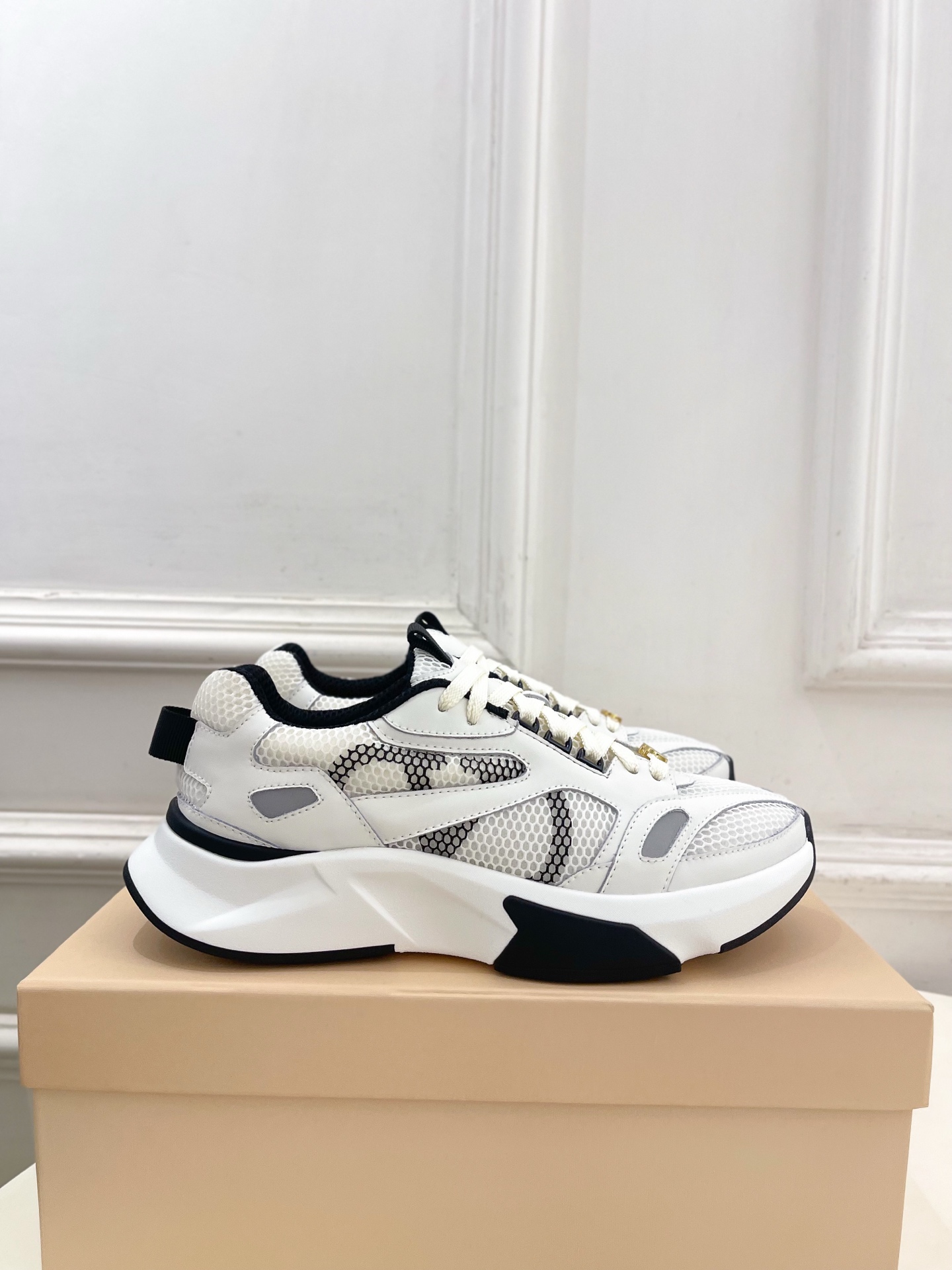Valentino 华伦天奴 26𝐬𝐬2026春夏新品 DEMIVEE 网眼织物男士休闲运动鞋 上新☑️