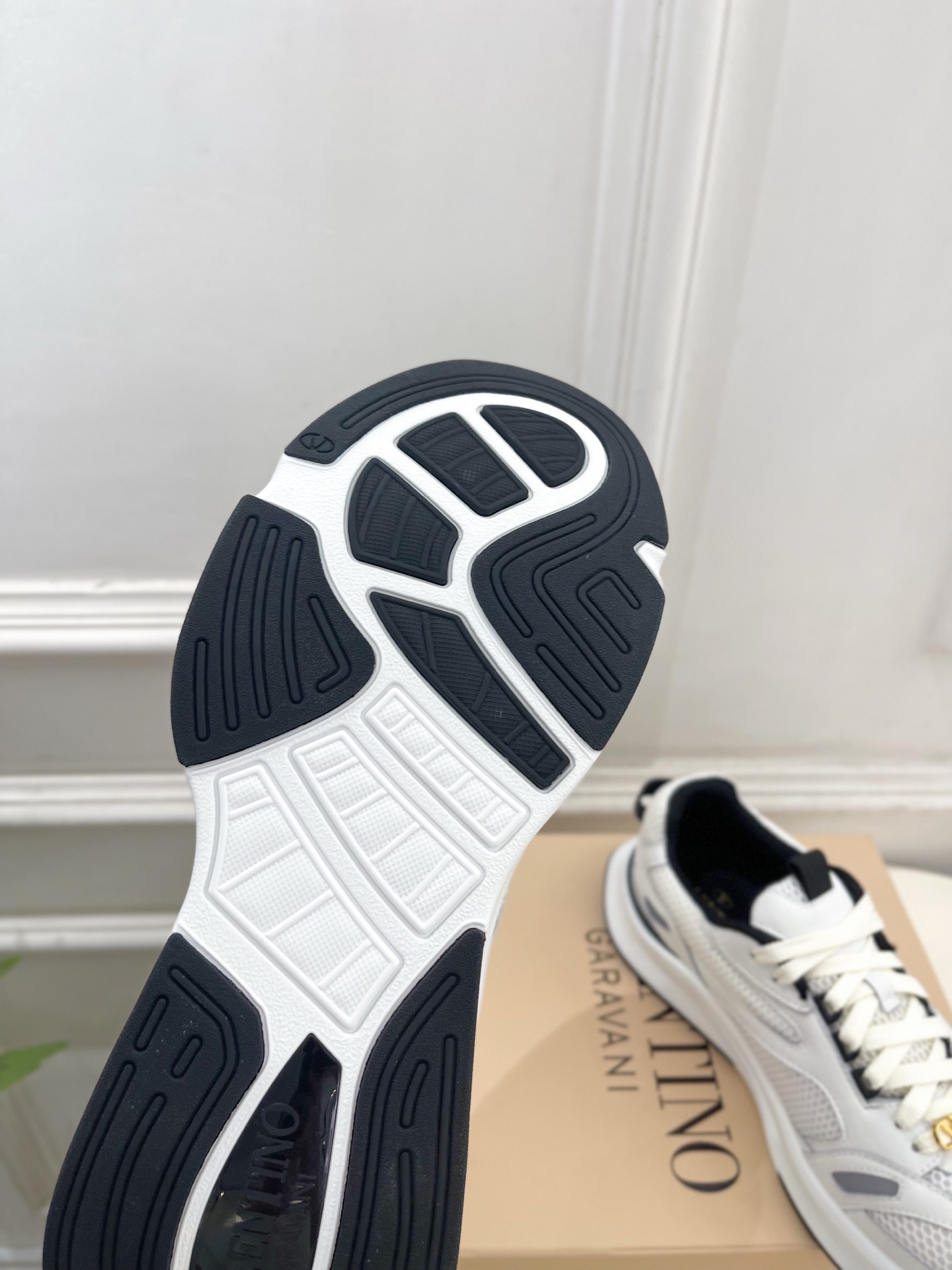 Valentino 华伦天奴 26𝐬𝐬2026春夏新品 DEMIVEE 网眼织物男士休闲运动鞋 上新☑️