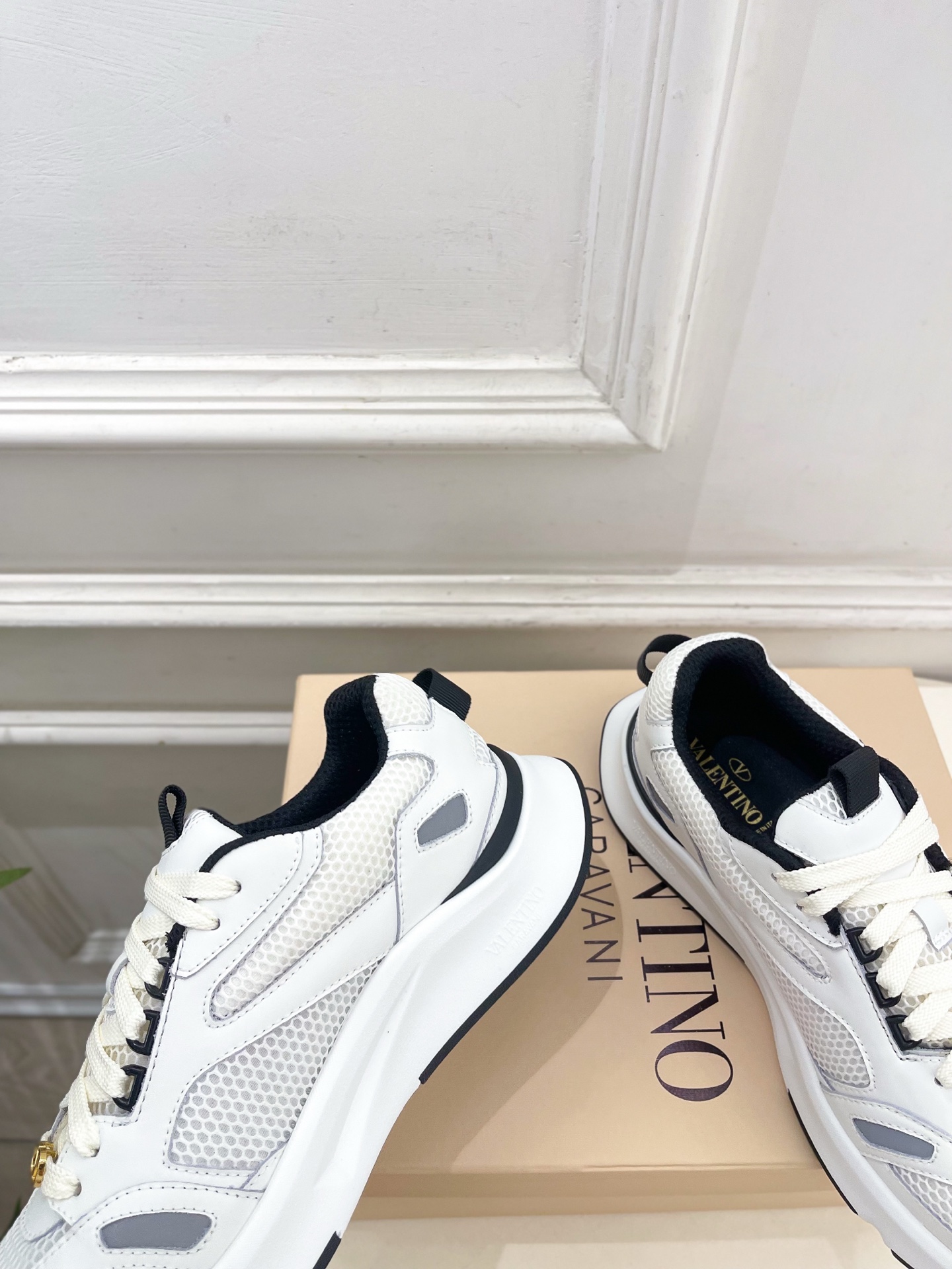 Valentino 华伦天奴 26𝐬𝐬2026春夏新品 DEMIVEE 网眼织物男士休闲运动鞋 上新☑️